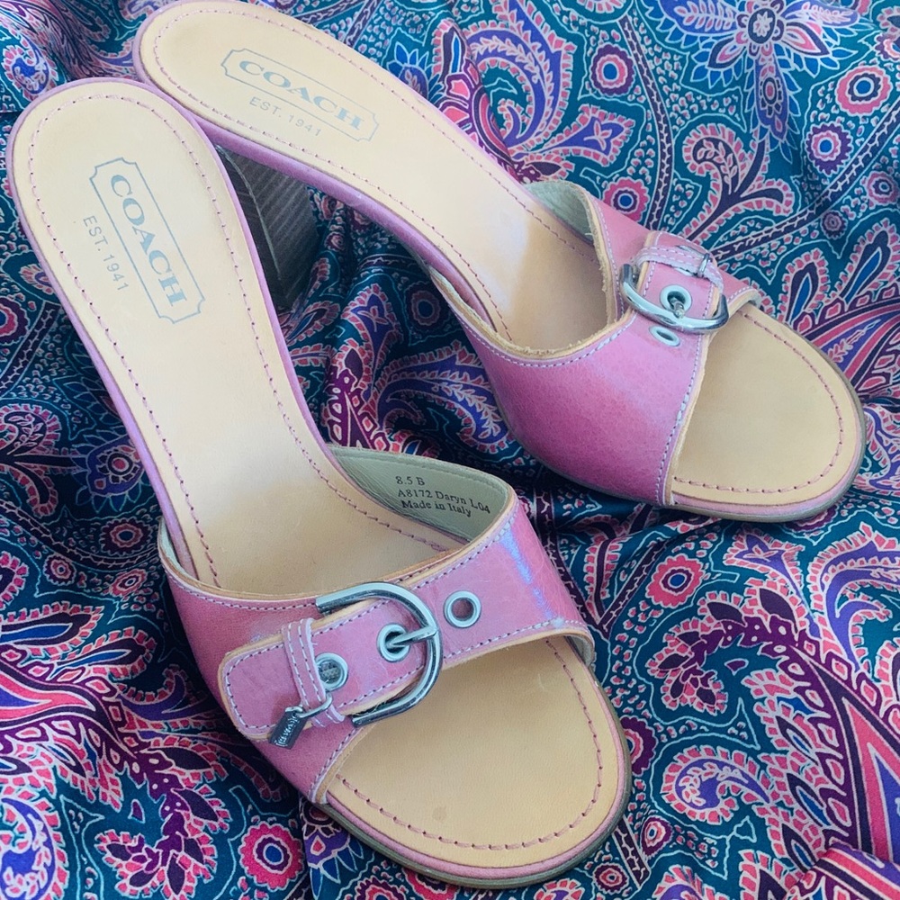 COACH COMFY COZY CUTEDORABLE COACH SLIDES !